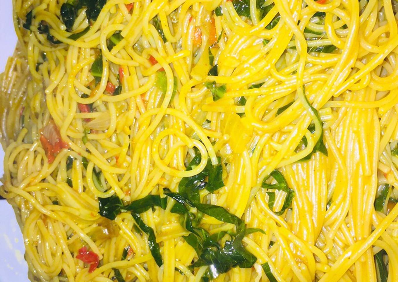Spaghetti wit ugu leaves