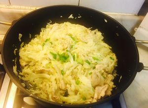 Hình của món Bắp cải Đà lạt xào thịt thăn.