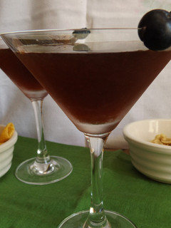 Una foto de Vermut- gin con arándanos azules