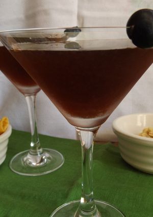 Una foto de Vermut- gin con arándanos azules