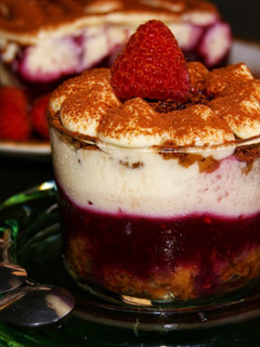 Una foto de Tiramisú de frutos rojos 🍓🍒🍓🍾