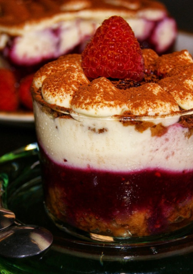 Una foto de Tiramisú de frutos rojos 🍓🍒🍓🍾