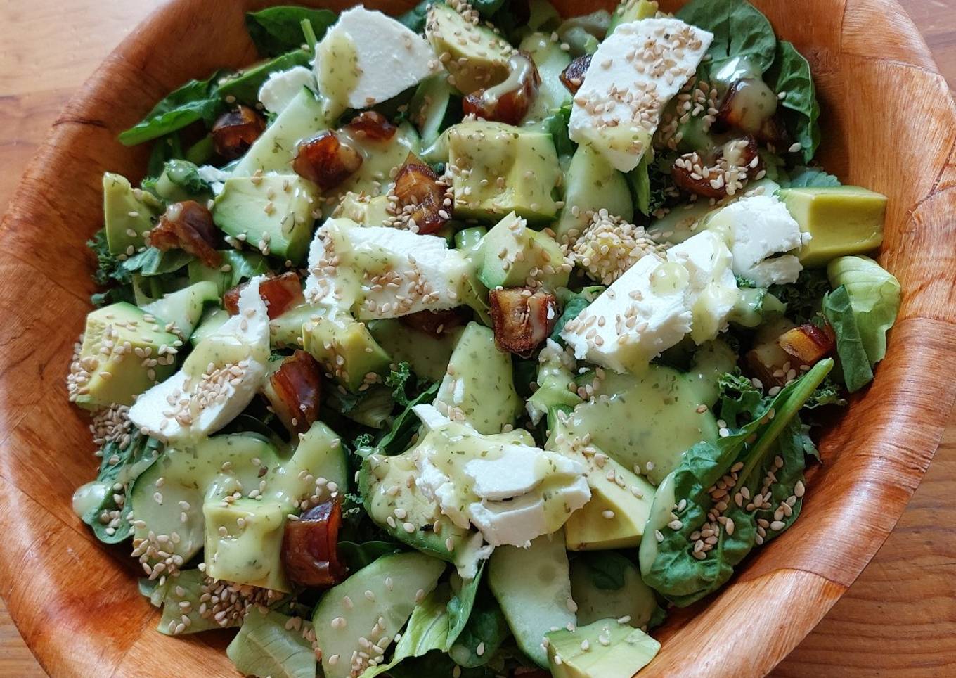 Ensalada verde con dátiles y queso de cabra