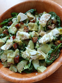 Una foto de Ensalada verde con dátiles y queso de cabra