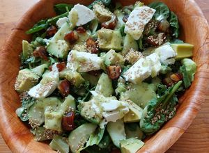 Una foto de Ensalada verde con dátiles y queso de cabra