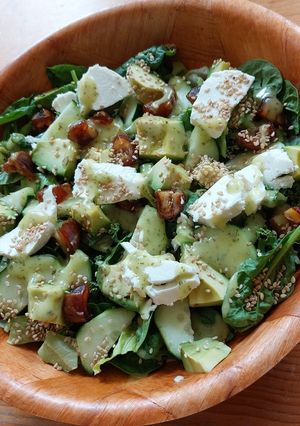 Una foto de Ensalada verde con dátiles y queso de cabra