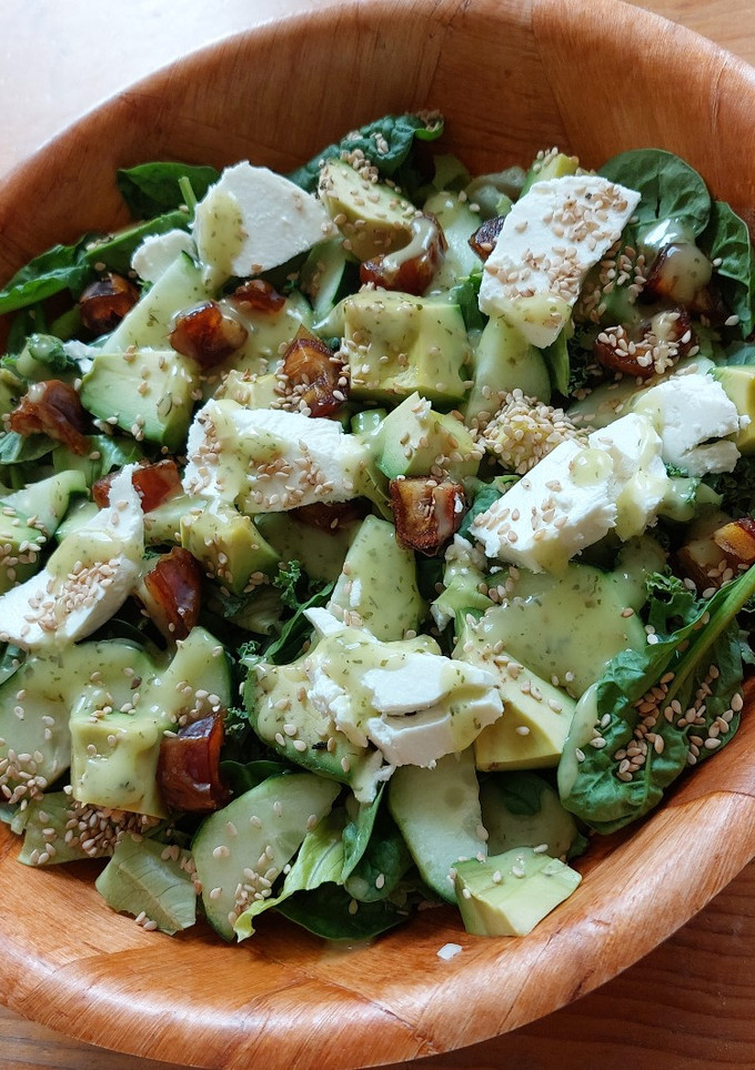Una foto de Ensalada verde con dátiles y queso de cabra