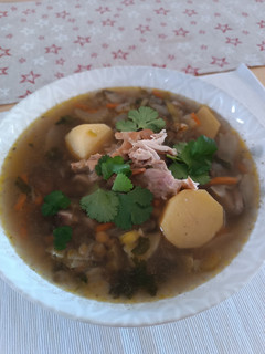 Una foto de Sopa de lentejas estilo asiática con pollo y shiitake