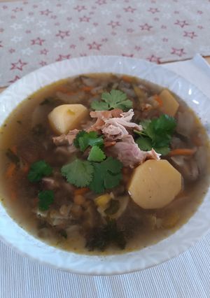 Una foto de Sopa de lentejas estilo asiática con pollo y shiitake
