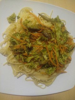 Una foto de Pastas con verduras salteadas