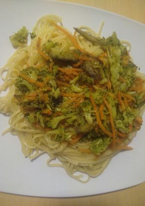 Una foto de Pastas con verduras salteadas
