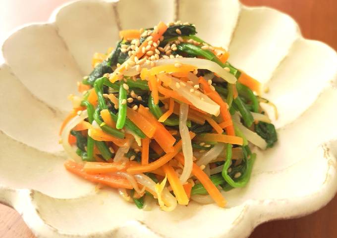 Ricetta di Perfetto Contorno coreano: Namul di spinaci a tre colori