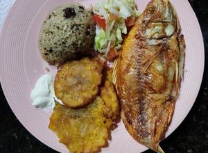 Una foto de Mojarra roja en earfryer y arroz con producto de ARA