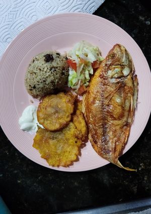 Una foto de Mojarra roja en earfryer y arroz con producto de ARA