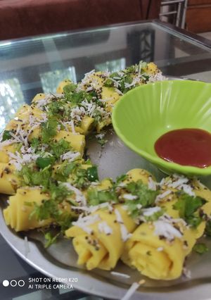 A picture of Khandvi.