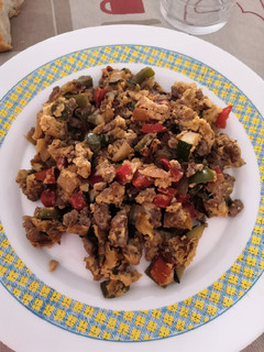 Una foto de Revuelto de verduras y carne picada con salsa de soja