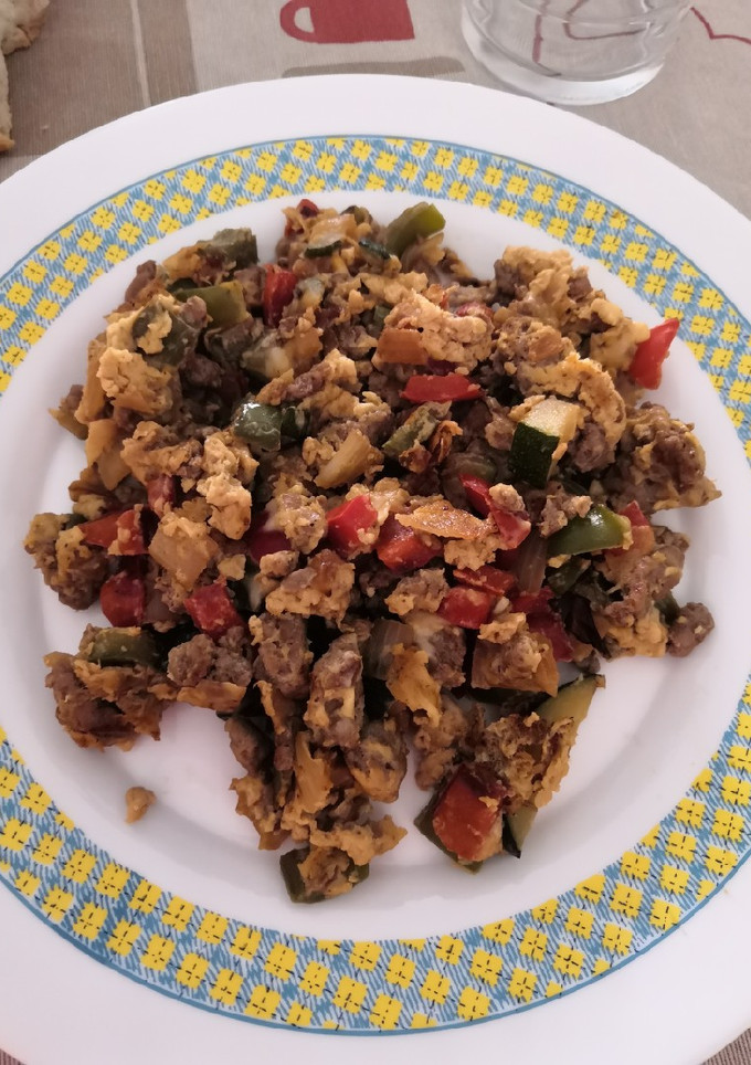 Una foto de Revuelto de verduras y carne picada con salsa de soja