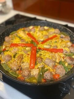 Una foto de Paella mini para tres, con albóndigas