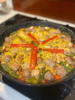 Una foto de Paella mini para tres, con albóndigas
