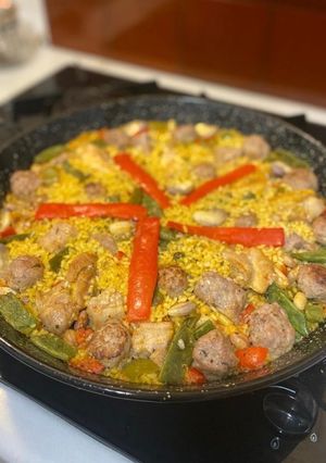 Una foto de Paella mini para tres, con albóndigas