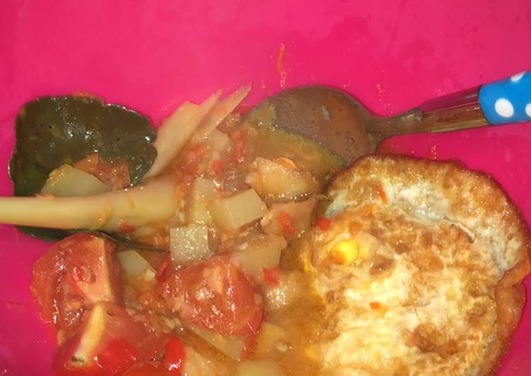 Telur dan kentang balado pedas