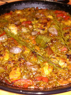 Una foto de Arroz al horno con conejo y verduras