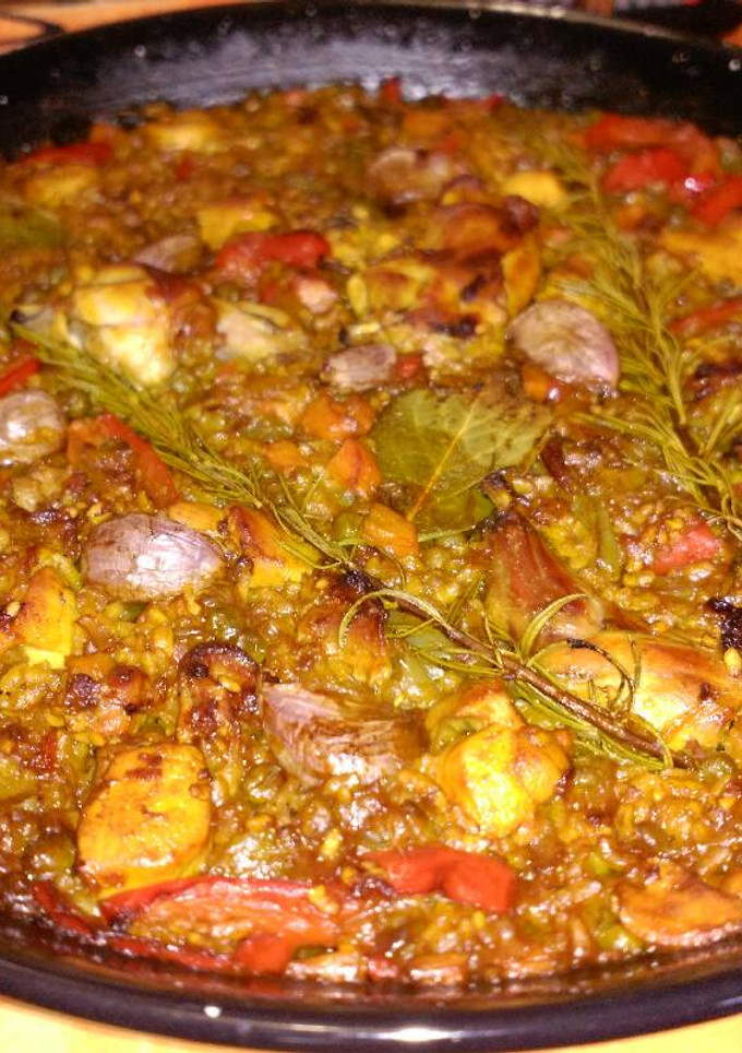 Una foto de Arroz al horno con conejo y verduras