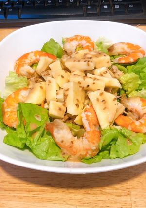 Hình của món Salad ức gà tôm.