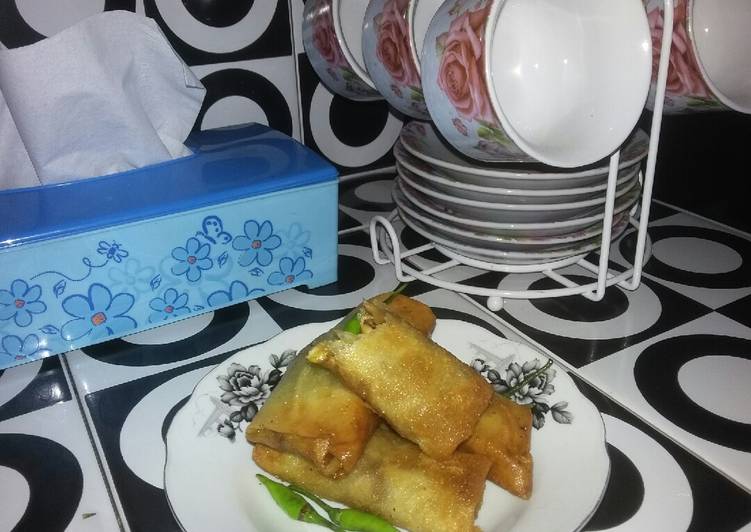 Lumpia isi retuso[rebung telur sosis]