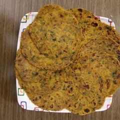A picture of Oats & suji methi parathas.