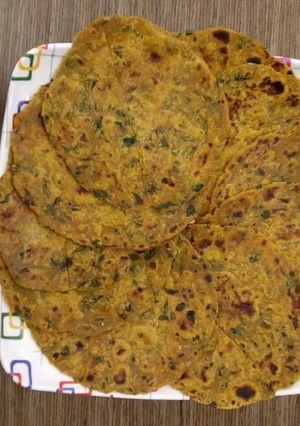 A picture of Oats & suji methi parathas.