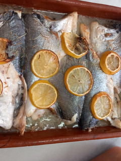 Una foto de Doradas con cebolla y limón al horno