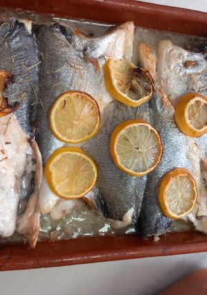 Una foto de Doradas con cebolla y limón al horno