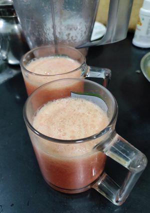 A picture of Pomegranate orange juice.