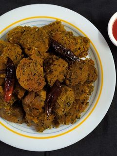 પાલક મેથી ના મુઠીયા (Palak Methi Muthia Recipe In Gujarati) રેસીપી મુખ્ય ફોટો