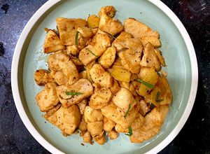 Hình của món Lườn gà rang gừng xả lá chanh dễ làm.