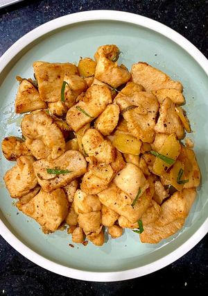 Hình của món Lườn gà rang gừng xả lá chanh dễ làm.