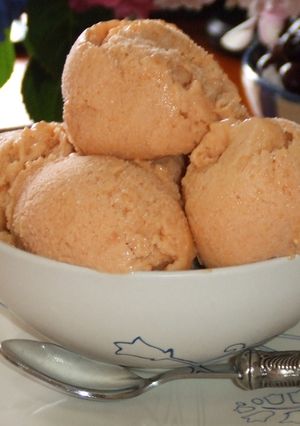 Una foto de Helado de albaricoque muy sencillo