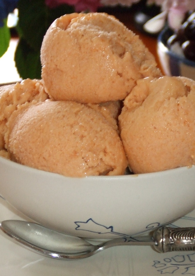 Una foto de Helado de albaricoque muy sencillo