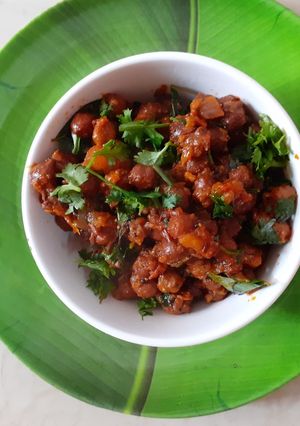 नवरात्री स्पेशल मसाला चने (Navratri Special Masala Chane Recipe In Marathi) रेसिपी चे मुख्य फोटो 