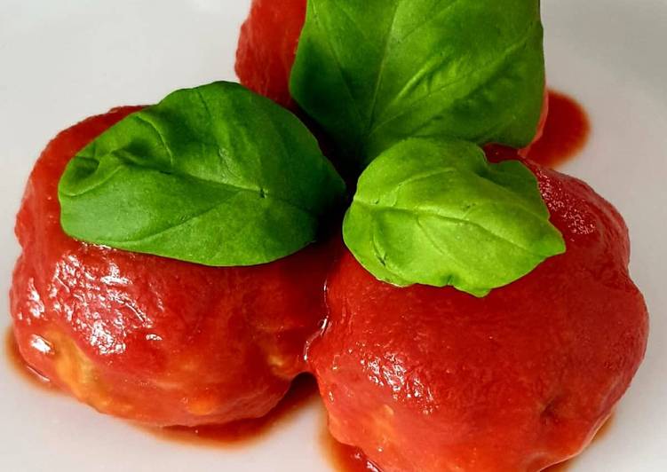 Hähnchen-Hackbällchen mit Tomatensoße