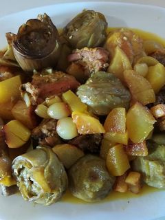 Una foto de Guisado de pollo con alcachofas y patatas
