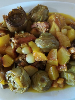 Una foto de Guisado de pollo con alcachofas y patatas