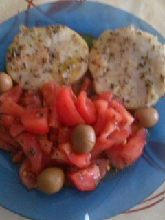 Una foto de Rodajas de merluza, con ensalada de tomate