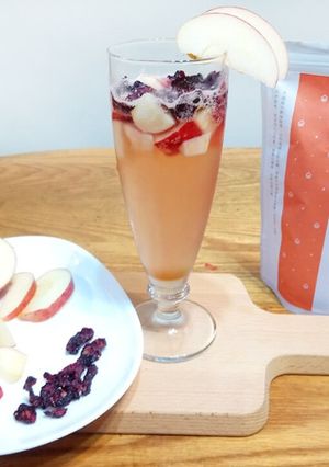 蔓越莓蘋果氣泡飲，勁涼爽酷新口感！富含纖維質的氣泡水教你做！ 的食譜成品照片