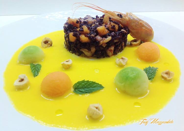 Riso Venere con gazpacho  di melone, gamberi e nocciole tostate