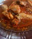 Costilla de cerdo en salsa roja con verdolagas