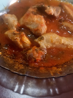 Una foto de Costilla de cerdo en salsa roja con verdolagas
