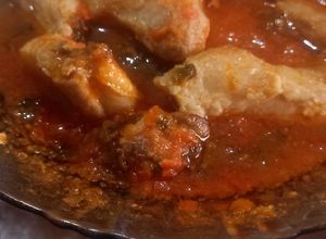 Una foto de Costilla de cerdo en salsa roja con verdolagas