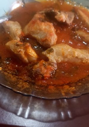Una foto de Costilla de cerdo en salsa roja con verdolagas